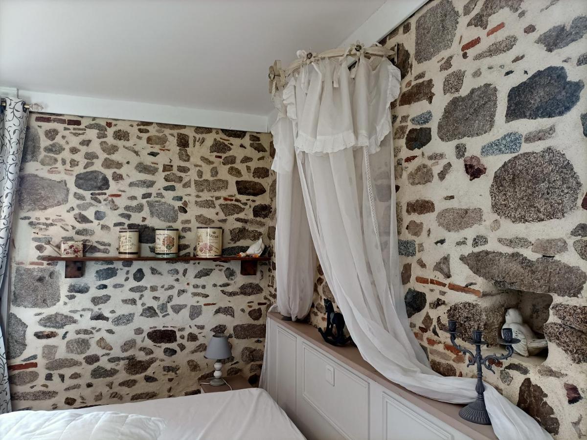 Le Manoir "Aux Douves" Bed & Breakfast Bazoges-en-Paillers Bagian luar foto