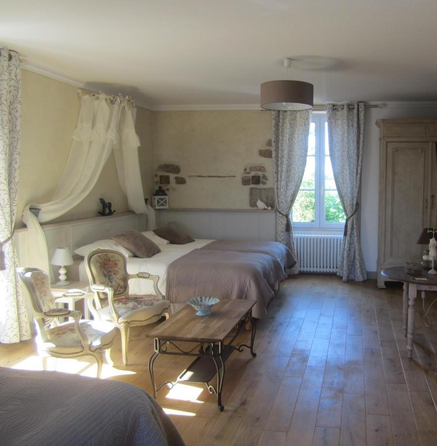 Le Manoir "Aux Douves" Bed & Breakfast Bazoges-en-Paillers Bagian luar foto