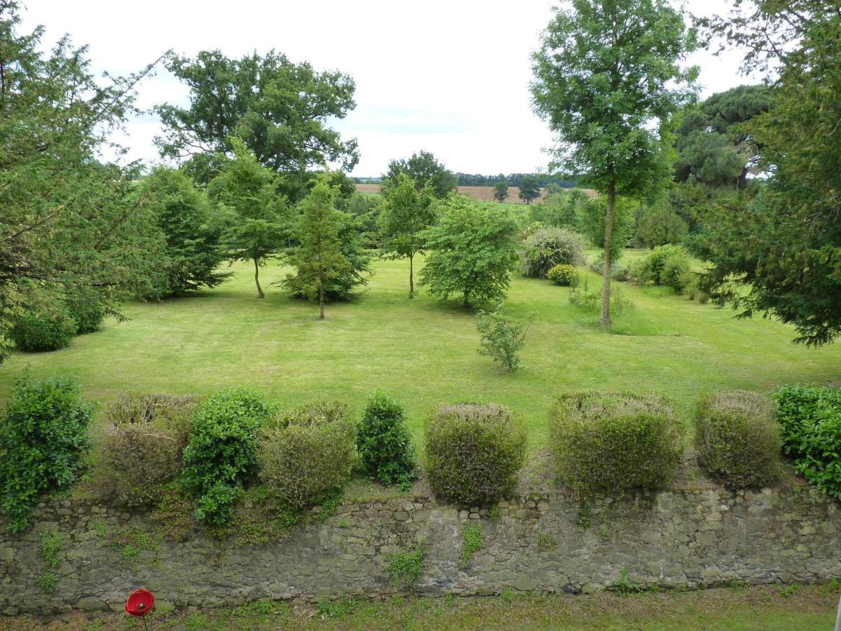 Le Manoir "Aux Douves" Bed & Breakfast Bazoges-en-Paillers Bagian luar foto