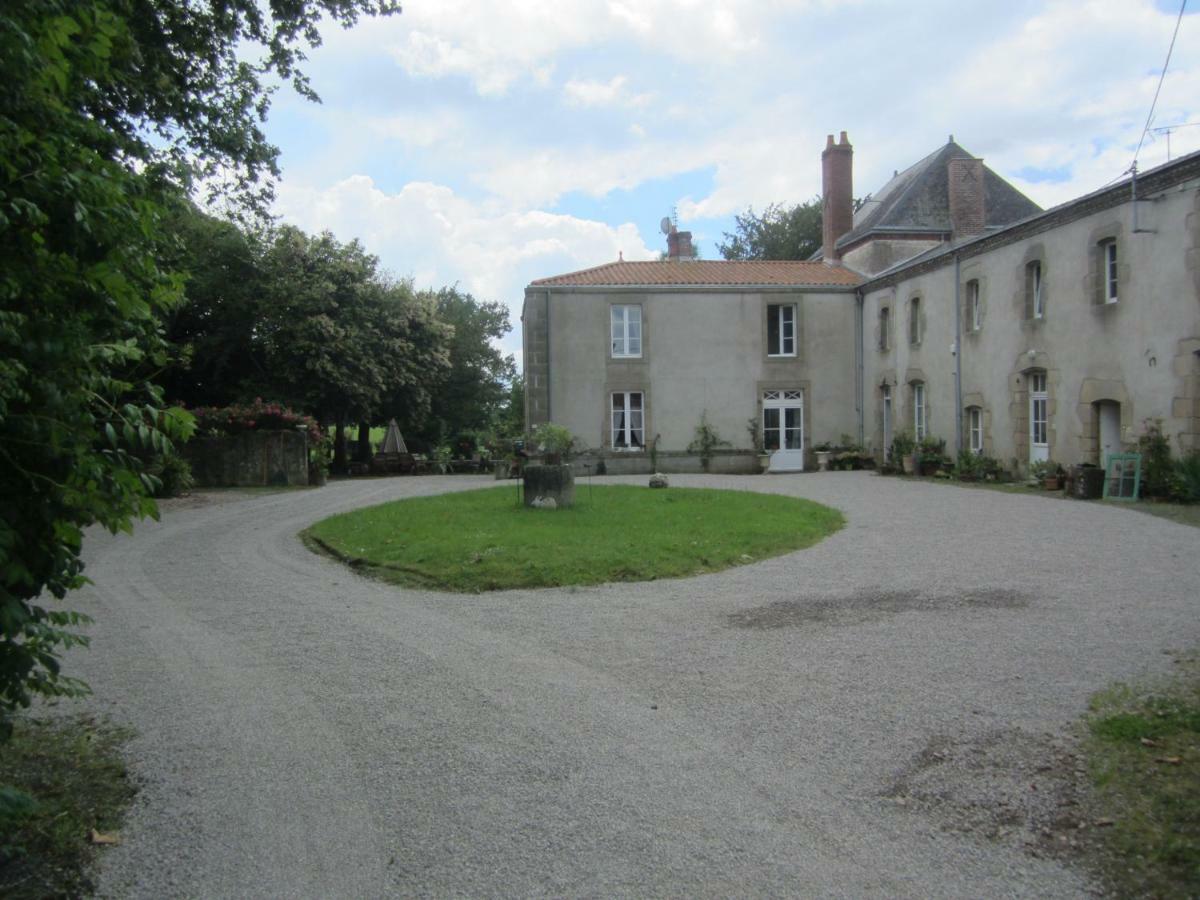 Le Manoir "Aux Douves" Bed & Breakfast Bazoges-en-Paillers Bagian luar foto