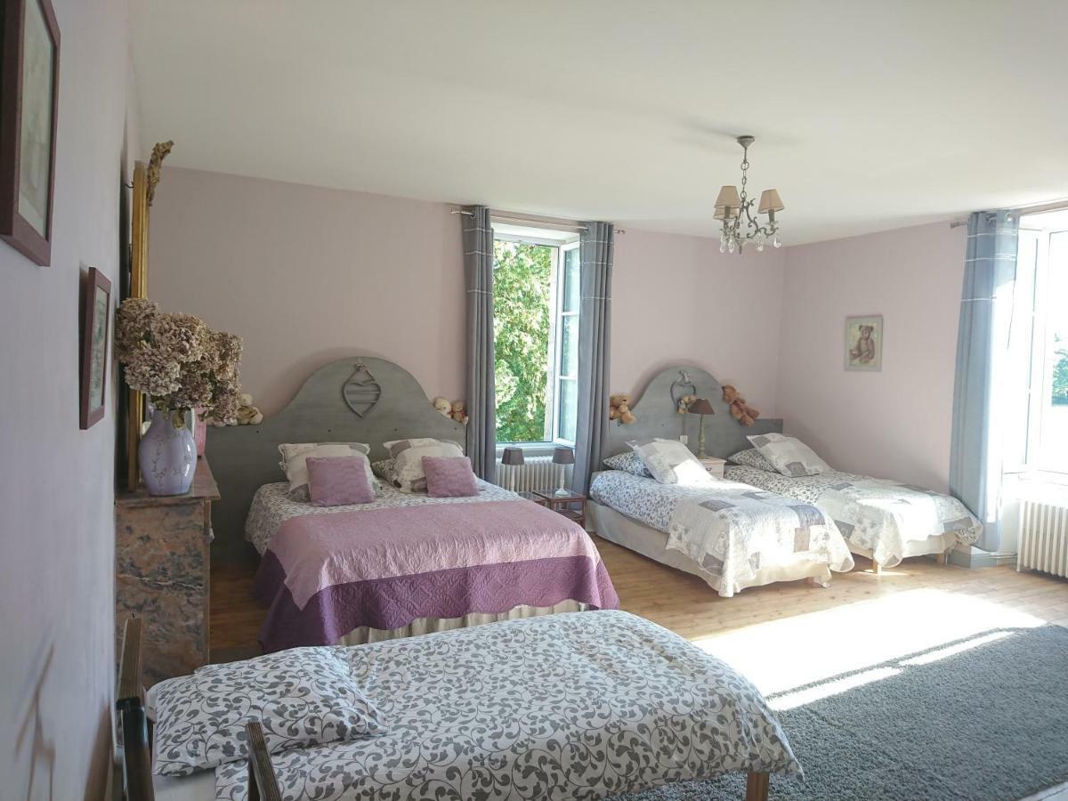 Le Manoir "Aux Douves" Bed & Breakfast Bazoges-en-Paillers Bagian luar foto