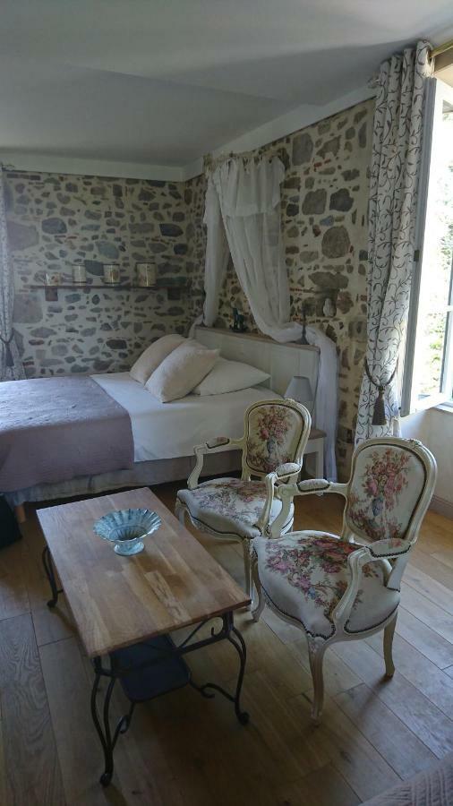 Le Manoir "Aux Douves" Bed & Breakfast Bazoges-en-Paillers Bagian luar foto