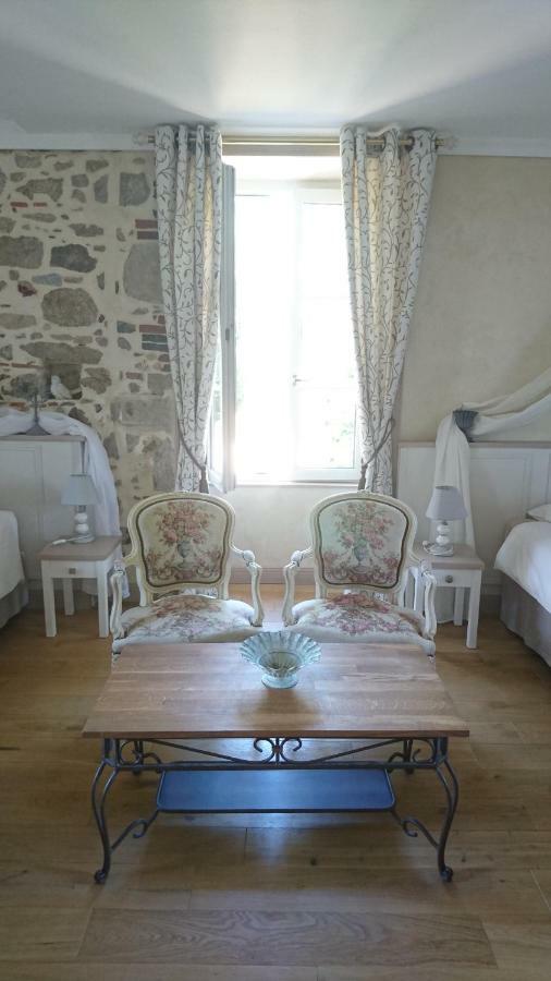 Le Manoir "Aux Douves" Bed & Breakfast Bazoges-en-Paillers Bagian luar foto